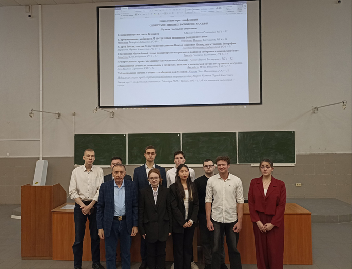 Студенты РЭФ провели на факультете историческую пресс-конференцию 